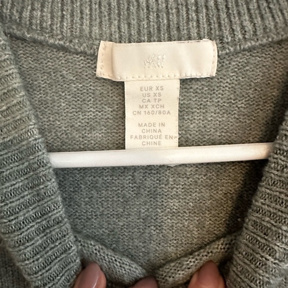 H&M XS Green pearl sweater - Picture 3 of 5